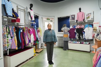 María del Carmen Muñoz, dueña de la tienda de vestuario laboral El Triunfo, en el número 2