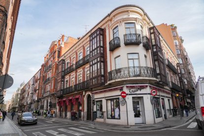 Calle López Gómez en la actualidad con el Triunfo en la esquina con Plaza España.