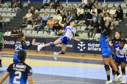 Una acción del partido entre Bera Bera y Aula.