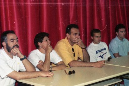 Óscar Castañeda, África Lesmes, Oscar Schmidt, Rubén Baraja y Mike Hansen en una charla a un colegio en la campaña 94-95.