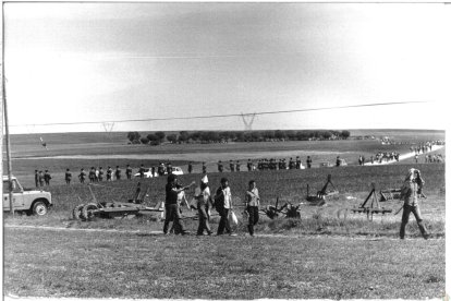 Acceso a la campa de Villalar flanqueado por la Guardia Civil en los años 70.