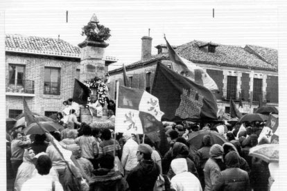 Banderas de Castilla y León ante el monolito de los comuneros de Villalar en una celebración de los años 70