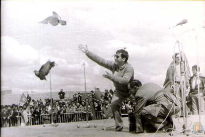 Suelta de palomas en la celebración de un Día de Villalar en los años 70.