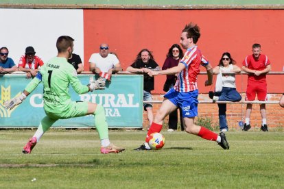Miguel Hernández define en el partido ante el Almazán.