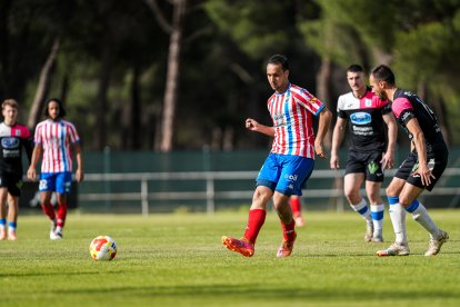 Una acción del Tordesillas 1-0 Almazán en Las Salinas.