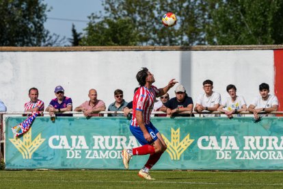 Una acción del Tordesillas 1-0 Almazán en Las Salinas.