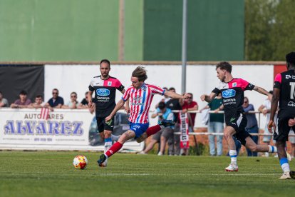 Una acción del Tordesillas 1-0 Almazán en Las Salinas.
