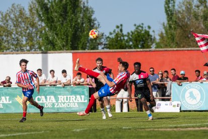 Una acción del Tordesillas 1-0 Almazán en Las Salinas.