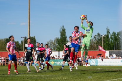 Una acción del Tordesillas 1-0 Almazán en Las Salinas.