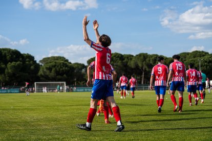Celebración del gol del ascenso ante el Almazán.