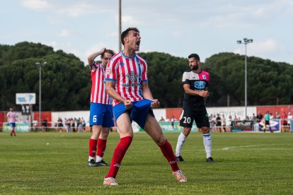 Celebración del gol del ascenso ante el Almazán.
