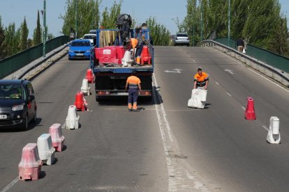 Un momento de las obras en el puente de Daniel del Olmo en Valladolid.