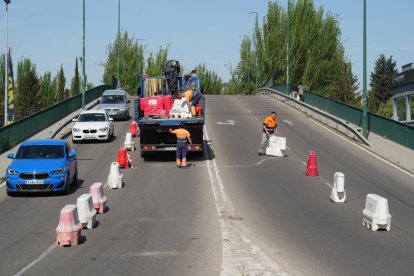 Un momento de las obras en el puente de Daniel del Olmo en Valladolid.