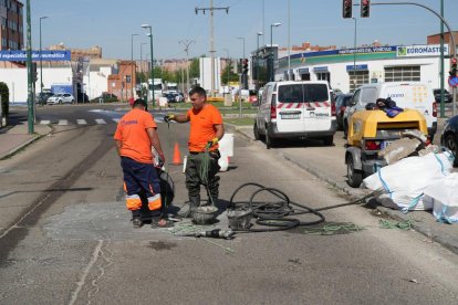 Un momento de las obras en el puente de Daniel del Olmo en Valladolid.