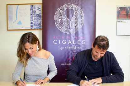 La concejala de Turismo, Eventos y Marca Ciudad, Blanca Jiménez, y el presidente
de la Ruta del Vino Cigales, Sergio García
