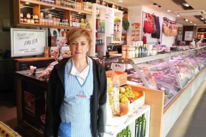 Milagros Pellejero, dependienta del establecimiento de platos preparados, charcutería y carnicería Cárnicas Poniente