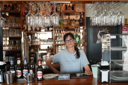 Marta Albarrán, dueña del bar Donde Marta, en la esquina con la calle Jara