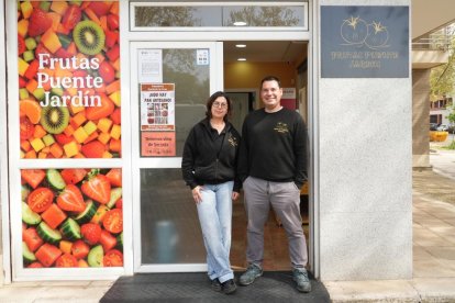 Dominique con Guillermo, equipo de la frutería Puente Jardín, en la esquina con la calle Madrselva