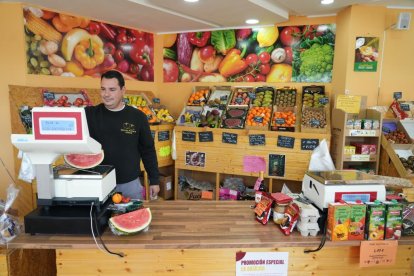 Frutas Puente Jardín, en la esquina con la calle Madreselva