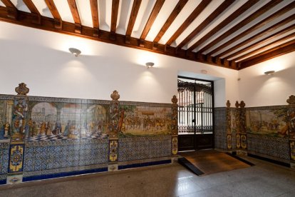 El zaguán del Palacio de Pimentel conserva mosaicos que relatan el bautizo del monarca
