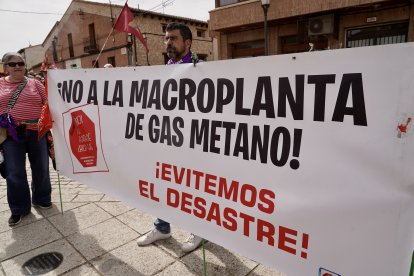 Acto político de Izquierda Unida en el monolito con la presencia del portavoz parlamentario Enrique Santiago, el coordinador general de IUCyL, Juan Gascón; la coordinadora del Movimiento Sumar en Castilla y León, Marina Echebarría, y representantes de Stop Biogás Castilla y León.