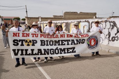 Acto político de Izquierda Unida en el monolito con la presencia del portavoz parlamentario Enrique Santiago, el coordinador general de IUCyL, Juan Gascón; la coordinadora del Movimiento Sumar en Castilla y León, Marina Echebarría, y representantes de Stop Biogás Castilla y León.