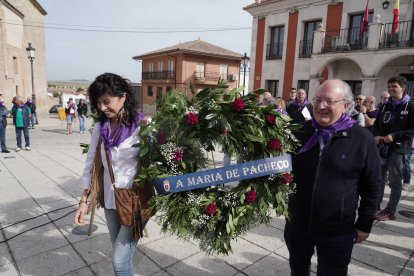 El PSOE de Castilla y León realiza la ofrenda floral a los comuneros en el monolito. Participan el secretario general del PSCyL, Carlos Martínez; el secretario general de Juventudes Socialistas de Castilla y León, Diego Vallejo; y el expresidente de la Junta, Demetrio Madrid. También asisten el portavoz socialista en el Congreso, Patxi López, y los ministros de Transportes y Movilidad Sostenible e Igualdad, Óscar Puente y Ana Redondo, respectivamente