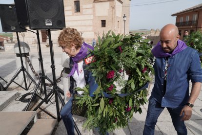 Homenaje a los comuneros en el monolito con la participación de los secretarios de UGT y CCOO, Óscar Lobo y Ana Fernández de los Muros; la ministra de Igualdad, Ana Redondo; el presidente del Consejo Económico y Social (CES) de Castilla y León, Enrique Cabero, y el grupo Nuevo Mester de Juglaría, entre otros.