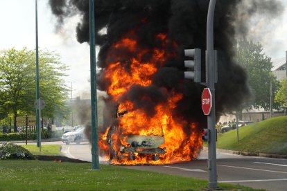 Incendio de un camión en en el paseo  Zorrilla