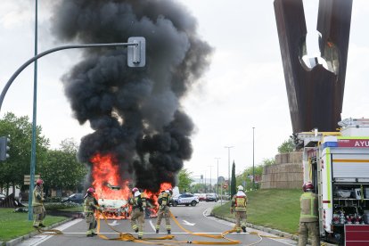 Incendio de un camión en en el paseo Zorrilla
