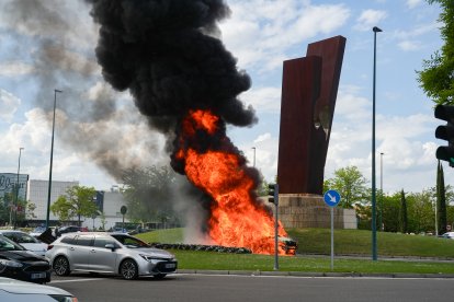 Incendio de un camión en en el paseo Zorrilla
