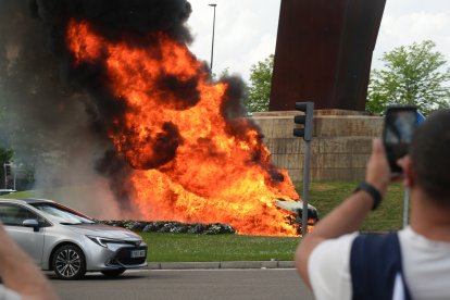 Incendio de un camión en en el paseo Zorrilla