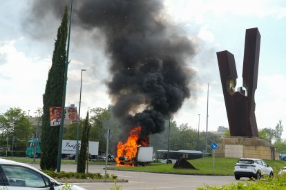 Incendio de un camión en en el paseo Zorrilla