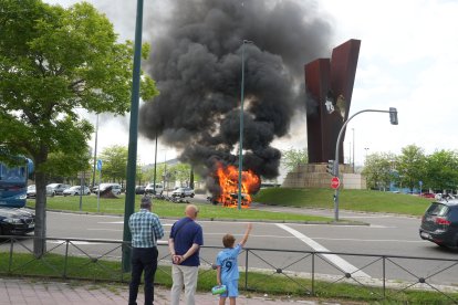 Incendio de un camión en en el paseo Zorrilla