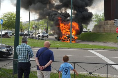 Incendio de un camión en en el paseo Zorrilla