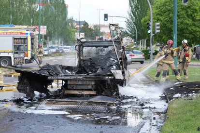 Incendio de un camión en en el paseo Zorrilla, junto a Vallsur.