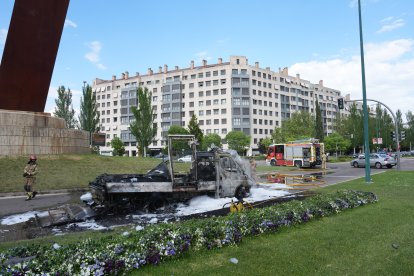 Incendio de un camión en en el paseo Zorrilla, junto a Vallsur.