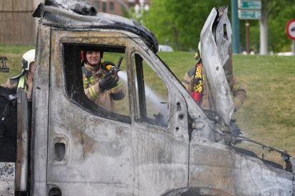 Incendio de un camión en en el paseo Zorrilla, junto a Vallsur.