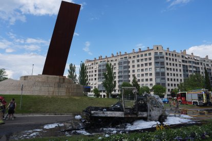 Incendio de un camión en en el paseo Zorrilla, junto a Vallsur.