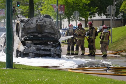 Incendio de un camión en en el paseo Zorrilla, junto a Vallsur.