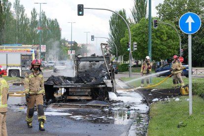 Incendio de un camión en en el paseo Zorrilla, junto a Vallsur.