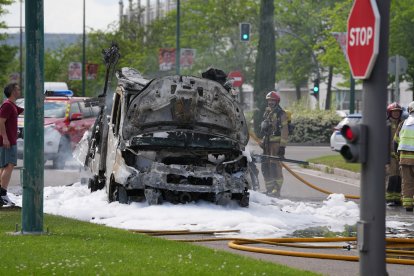 Incendio de un camión en en el paseo Zorrilla, junto a Vallsur.