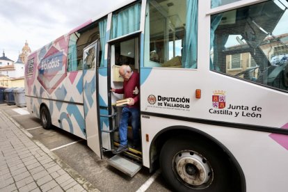 Los vecinos mayores de rueda suben al bibliobús en busca de sus libros y autores favoritos
