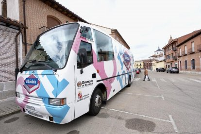 Los vecinos mayores de rueda suben al bibliobús en busca de sus libros y autores favoritos