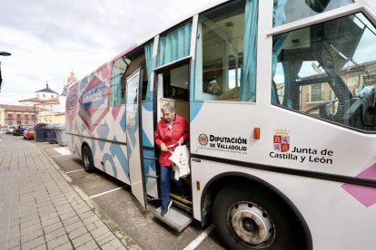 Los vecinos mayores de rueda suben al bibliobús en busca de sus libros y autores favoritos