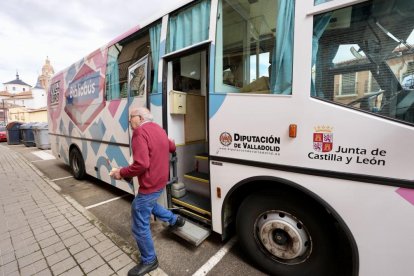 Los vecinos mayores de rueda suben al bibliobús en busca de sus libros y autores favoritos