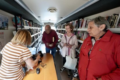 Los vecinos mayores de rueda suben al bibliobús en busca de sus libros y autores favoritos
