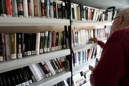 Los vecinos mayores de rueda suben al bibliobús en busca de sus libros y autores favoritos