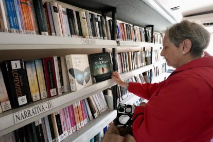 Los vecinos mayores de rueda suben al bibliobús en busca de sus libros y autores favoritos