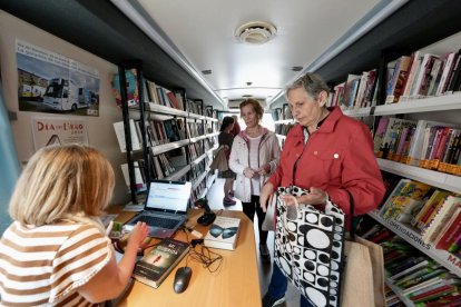 Los vecinos mayores de rueda suben al bibliobús en busca de sus libros y autores favoritos